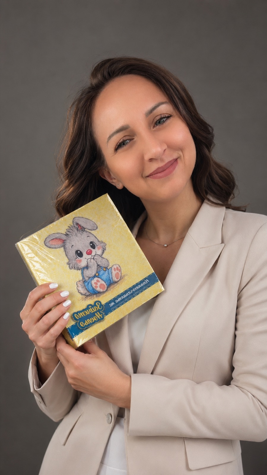 Ралица Йончева с книгата „Приключенията на Зайчето Носльо“